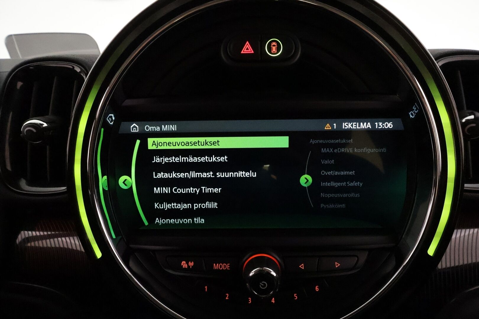 Mini Countryman 2019 Cooper SE ALL4 Maximise ** HUD / Harman/Kardon / ACC / LED-valot / P.Kamera / Sporttipenkki Muistilla / Navi / Keyless** - 2x Latauskaapelit / Kahdet Renkaat