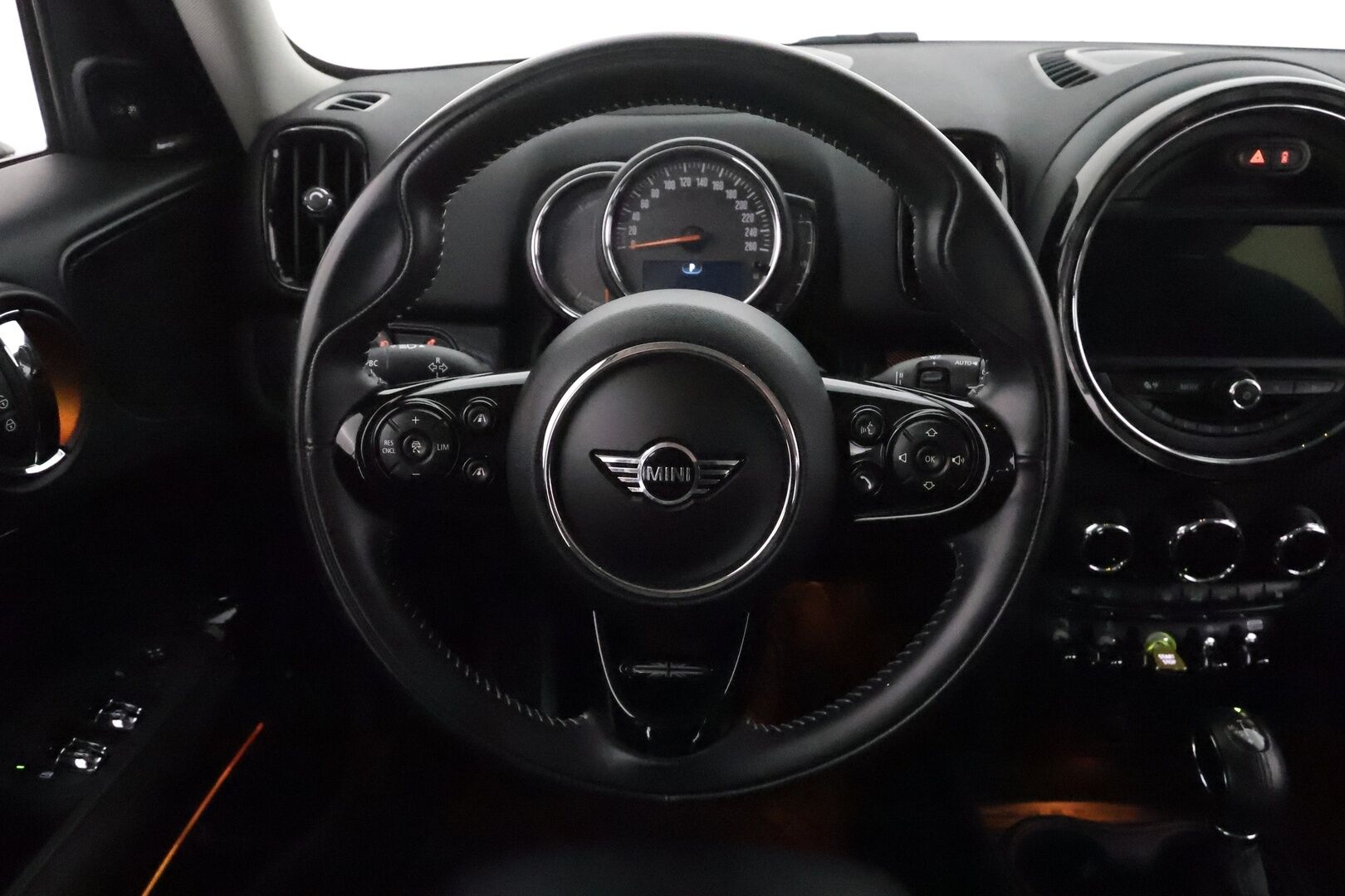 Mini Countryman 2019 Cooper SE ALL4 Maximise ** HUD / Harman/Kardon / ACC / LED-valot / P.Kamera / Sporttipenkki Muistilla / Navi / Keyless** - 2x Latauskaapelit / Kahdet Renkaat
