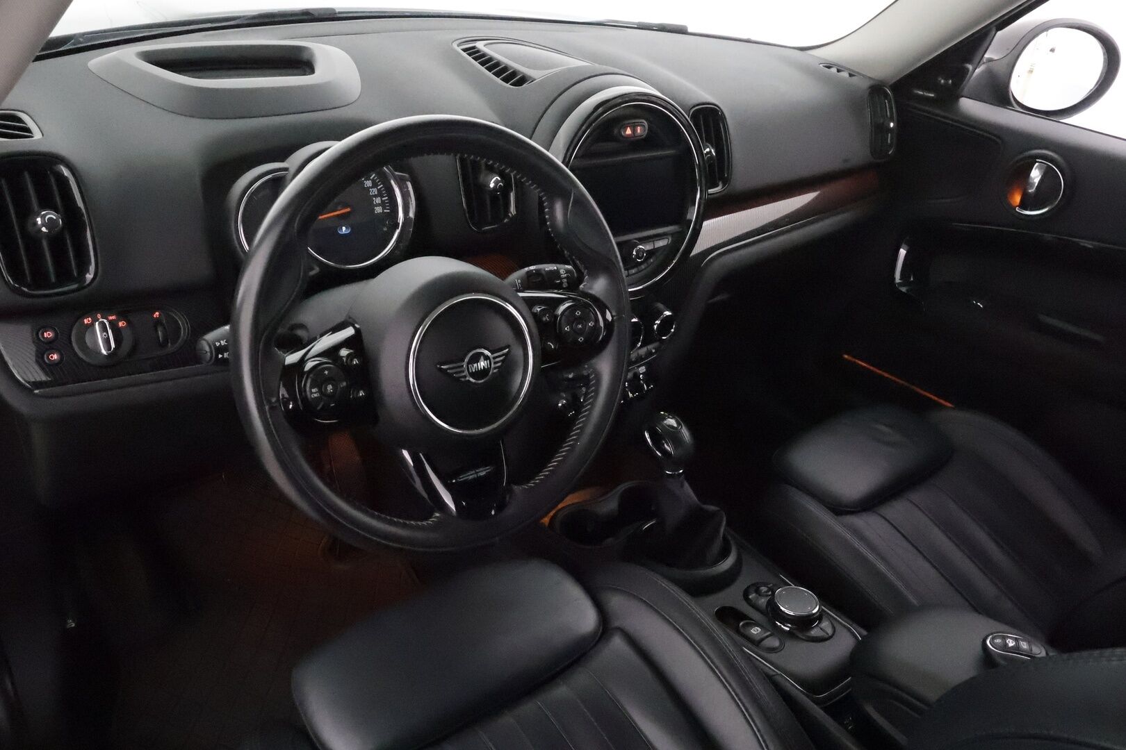 Mini Countryman 2019 Cooper SE ALL4 Maximise ** HUD / Harman/Kardon / ACC / LED-valot / P.Kamera / Sporttipenkki Muistilla / Navi / Keyless** - 2x Latauskaapelit / Kahdet Renkaat