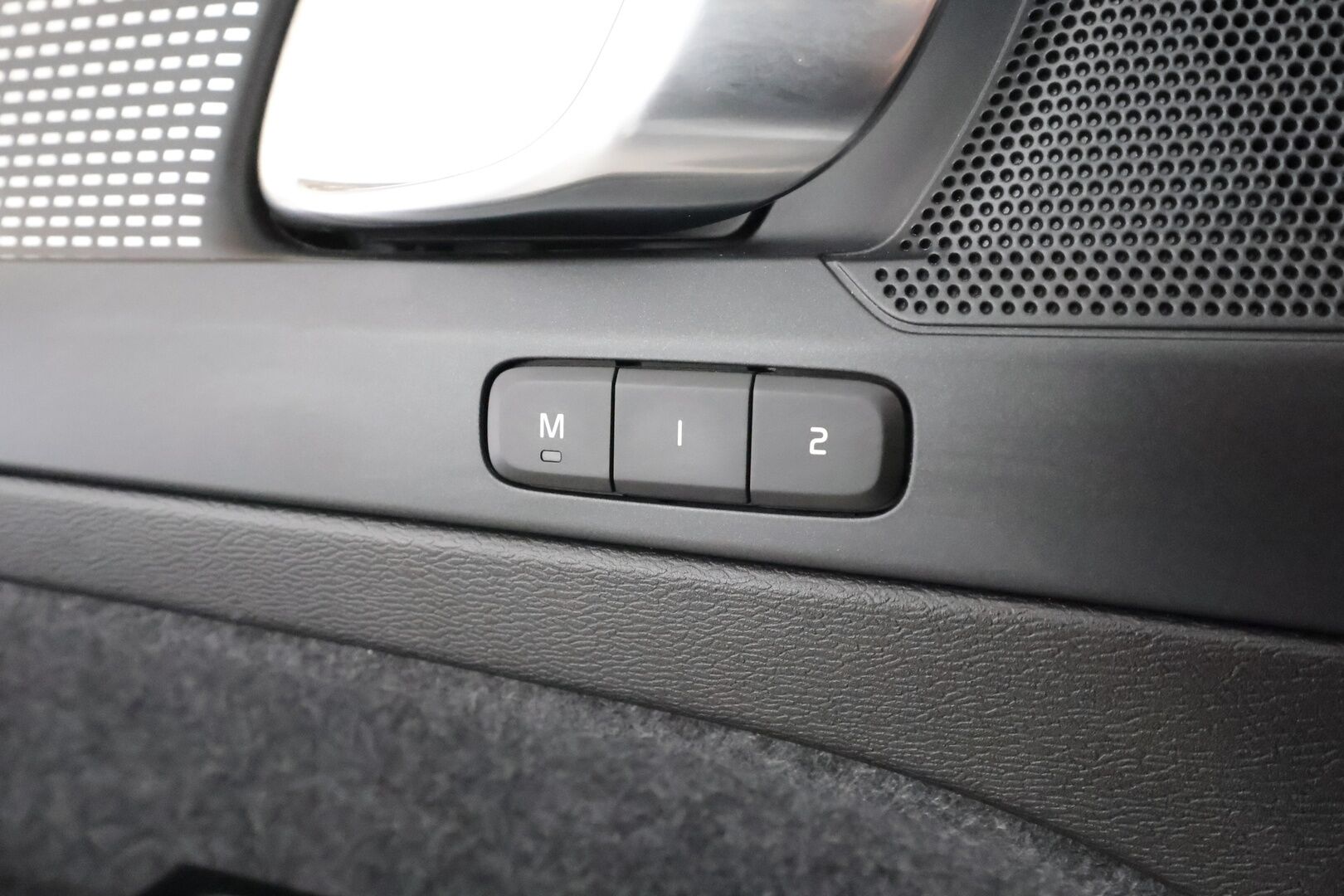 Volvo XC40 2022 Recharge Plus aut - | ACC | ILP | Koukku | Muistipenkki | Full-LED | Sporttipenkit | P.kamera | Pilot Assist | BLIS | CTA | 1-om suomiauto | 2x renkaat aluin | Merkkihuollot |