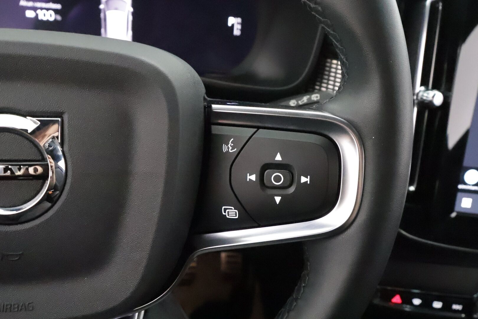 Volvo XC40 2022 Recharge Plus aut - | ACC | ILP | Koukku | Muistipenkki | Full-LED | Sporttipenkit | P.kamera | Pilot Assist | BLIS | CTA | 1-om suomiauto | 2x renkaat aluin | Merkkihuollot |