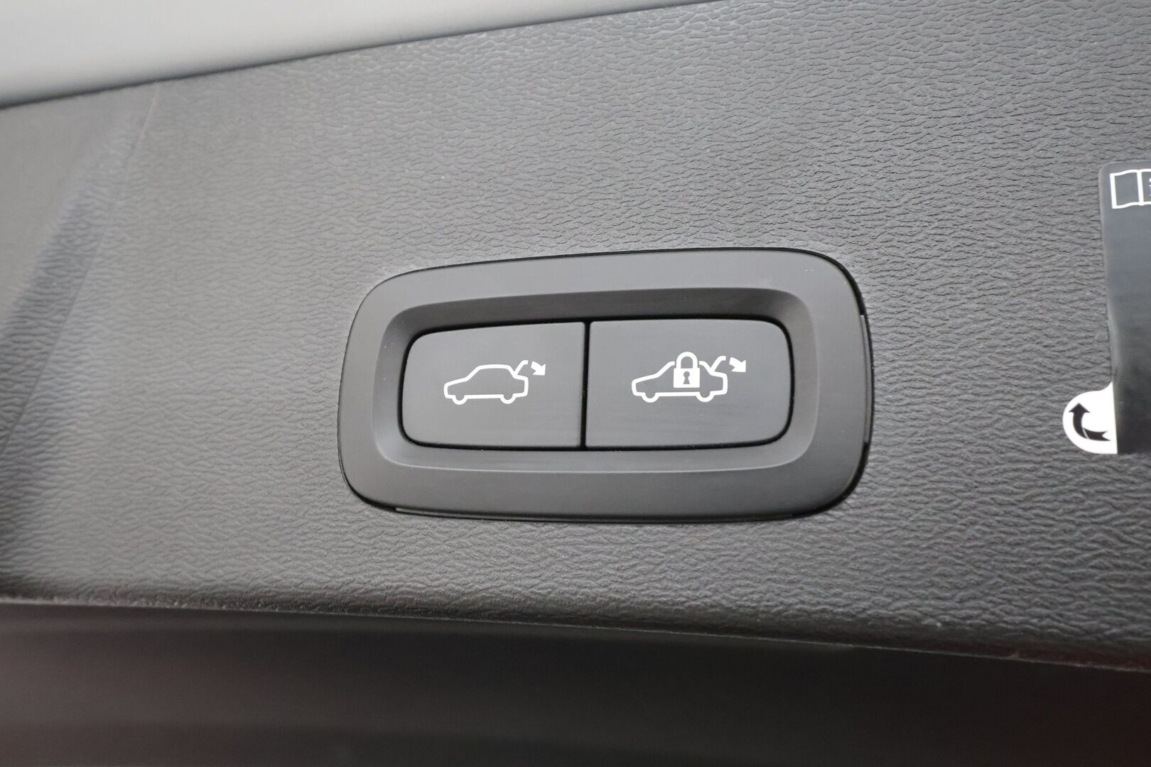 Volvo XC40 2022 Recharge Plus aut - | ACC | ILP | Koukku | Muistipenkki | Full-LED | Sporttipenkit | P.kamera | Pilot Assist | BLIS | CTA | 1-om suomiauto | 2x renkaat aluin | Merkkihuollot |