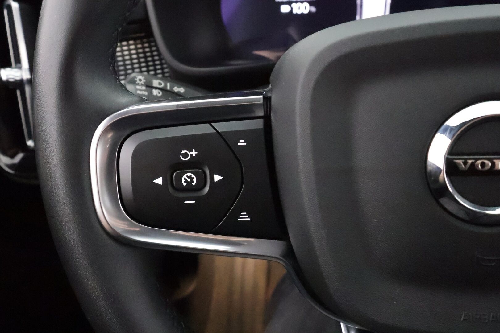 Volvo XC40 2022 Recharge Plus aut - | ACC | ILP | Koukku | Muistipenkki | Full-LED | Sporttipenkit | P.kamera | Pilot Assist | BLIS | CTA | 1-om suomiauto | 2x renkaat aluin | Merkkihuollot |