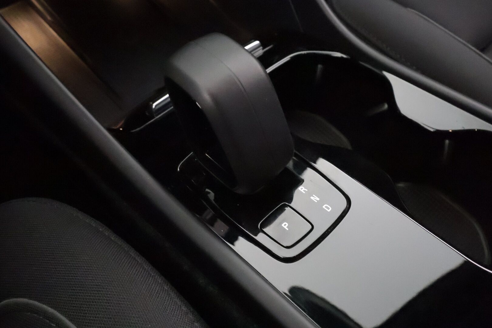 Volvo XC40 2022 Recharge Plus aut - | ACC | ILP | Koukku | Muistipenkki | Full-LED | Sporttipenkit | P.kamera | Pilot Assist | BLIS | CTA | 1-om suomiauto | 2x renkaat aluin | Merkkihuollot |