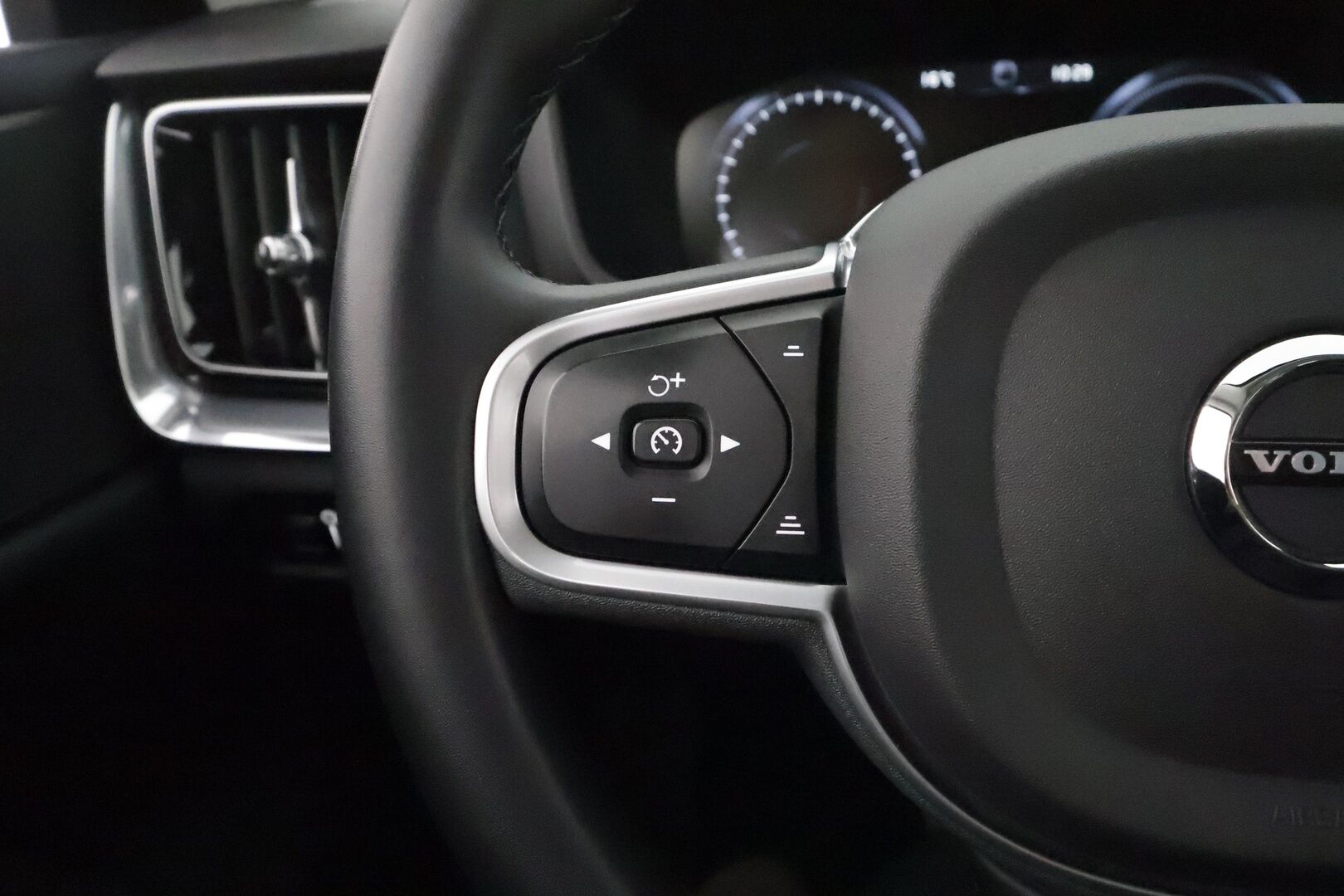 Volvo V60 2022 T6 AWD Long Range Inscription Expression Edition aut **1.Om Suomi-auto / Adapt.Vakkari / P. Kamera / LED-valot / Navi** - 3,99 % KORKOTARJOUS TÄHÄN AUTOON - Kaistavahti / KeylessGO / 2x Renkaat