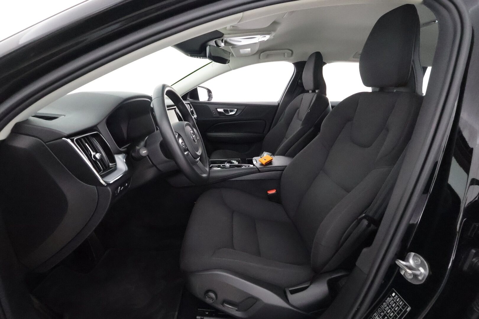 Volvo V60 2022 T6 AWD Long Range Inscription Expression Edition aut **1.Om Suomi-auto / Adapt.Vakkari / P. Kamera / LED-valot / Navi** - 3,99 % KORKOTARJOUS TÄHÄN AUTOON - Kaistavahti / KeylessGO / 2x Renkaat