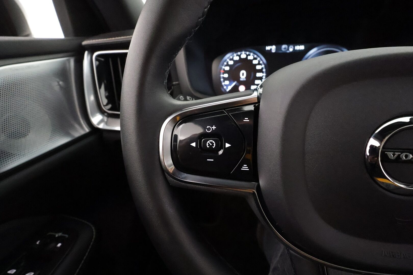 Volvo V60 2022 T8 AWD Long Range Polestar Engineered Edition aut * Pilot assist / Webasto / Koukku / Panorama / B&W / Muistipenkki * - 1.Om Suomi-auto / Merkkihuollettu / 2x Lataus 