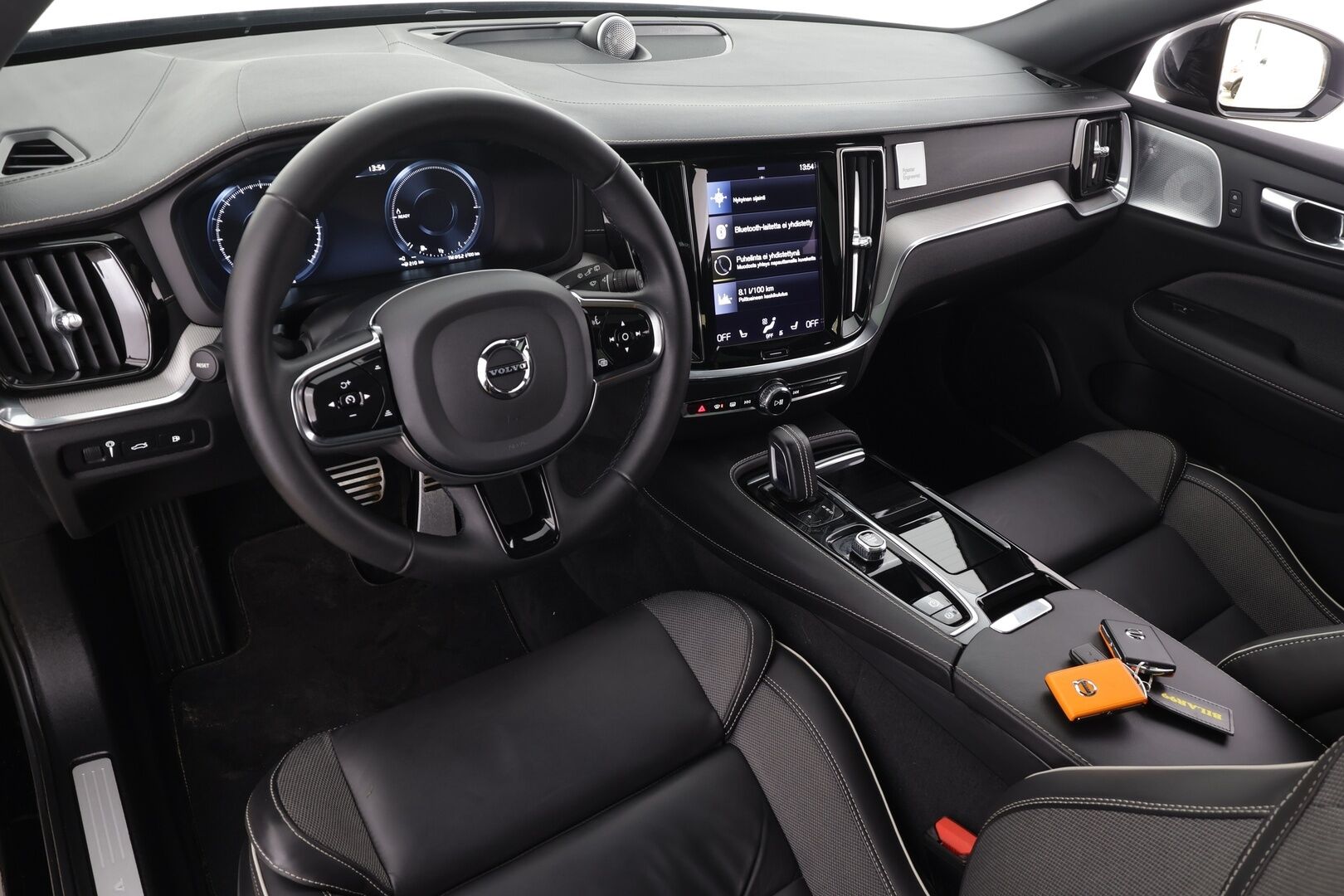 Volvo V60 2022 T8 AWD Long Range Polestar Engineered Edition aut * Pilot assist / Webasto / Koukku / Panorama / B&W / Muistipenkki * - 1.Om Suomi-auto / Merkkihuollettu / 2x Lataus 