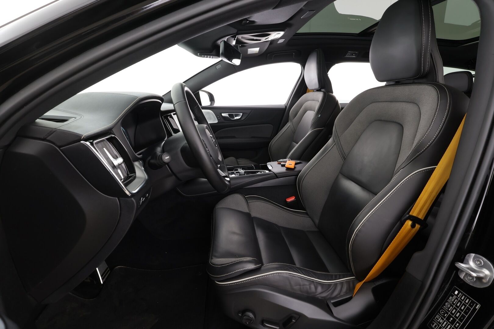 Volvo V60 2022 T8 AWD Long Range Polestar Engineered Edition aut * Pilot assist / Webasto / Koukku / Panorama / B&W / Muistipenkki * - 1.Om Suomi-auto / Merkkihuollettu / 2x Lataus 