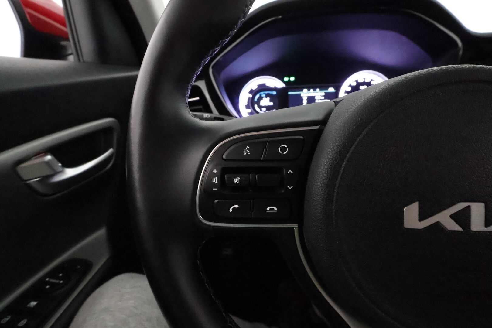 Kia Niro 2022 1,6 GDI Hybrid Business Luxury DCT *1-Omisteinen / Kamera / Digimittaristo / Apple&Android / Ratinlämmitin* - 1.Om Suomi-auto / Kahdet renkaat aluvanteilla / Alvillinen / Metalliväri