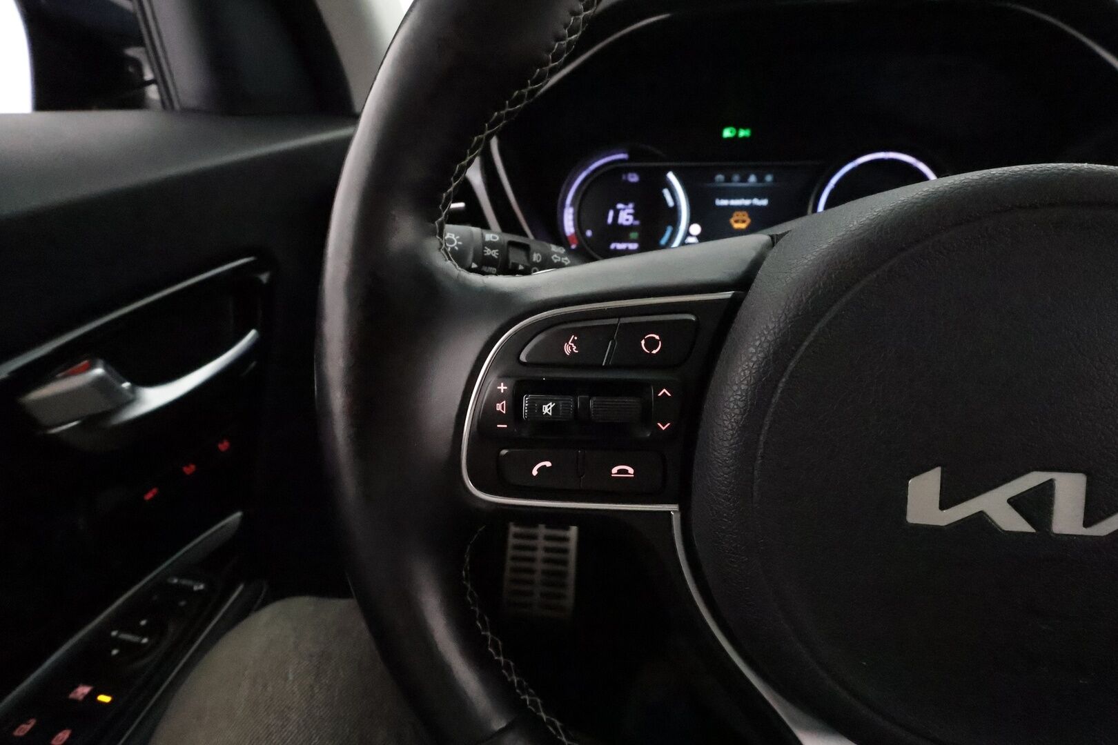 Kia Niro 2022 Business Luxury 204 hv **Lasikattoluukku / Adapt.Vakkari / LED-valot / P.kamera / JBL / Ilmastoitu Muistipenkki / Navi** - 1-om Suomi-auto / Kahdet Renkaat