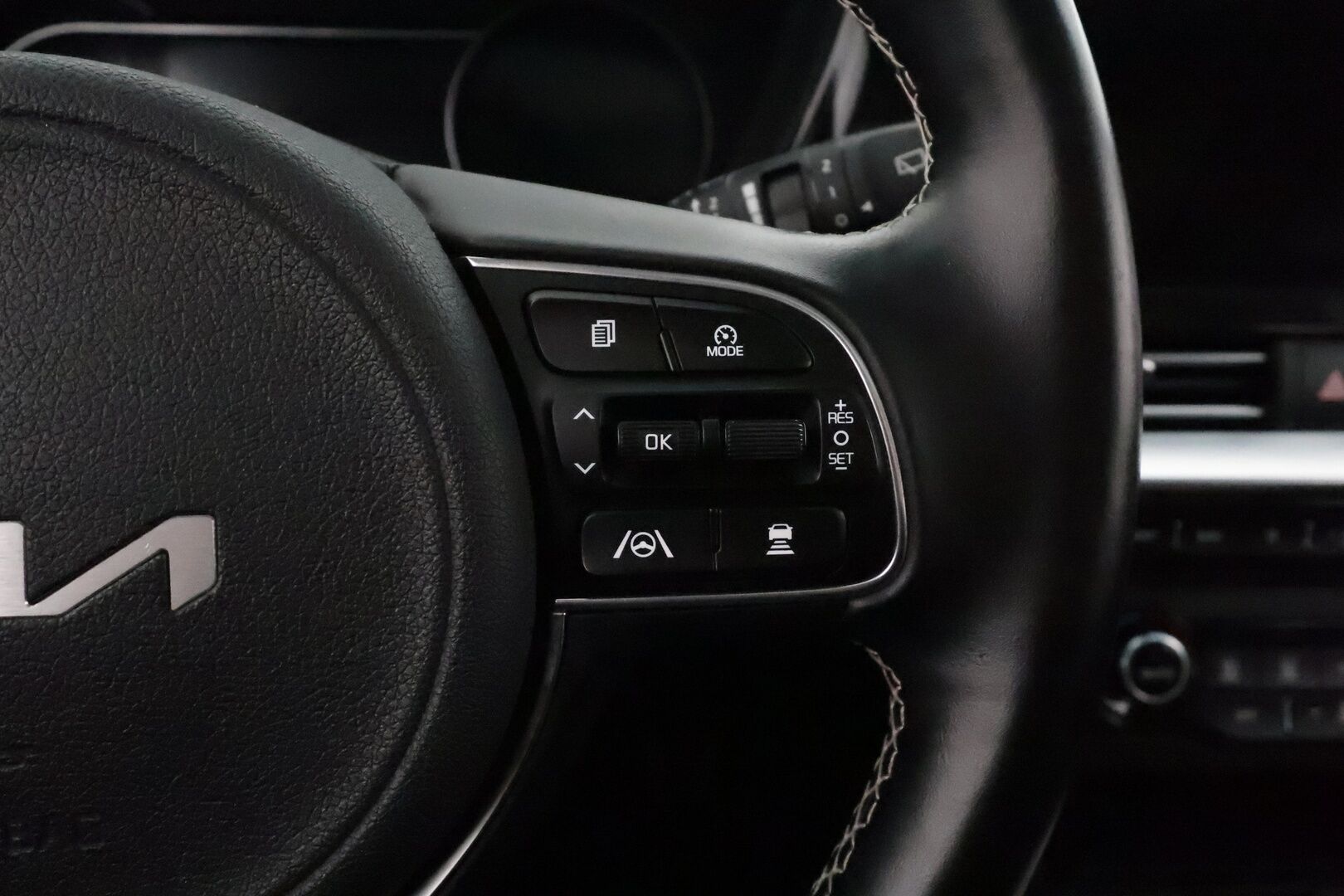 Kia Niro 2022 Business Luxury 64,8 kWh 204 hv **Adapt.vakkari / Lämpöpumppu / JBL / Ilmastoidut penkit / Lasikattoluukku** - 1.om Suomi-auto / Merkkihuollettu / Akku kuntotarkastettu! / Kahdet renkaat aluvanteilla / Digimittaristo / Muistipenkki / Mustat nahat