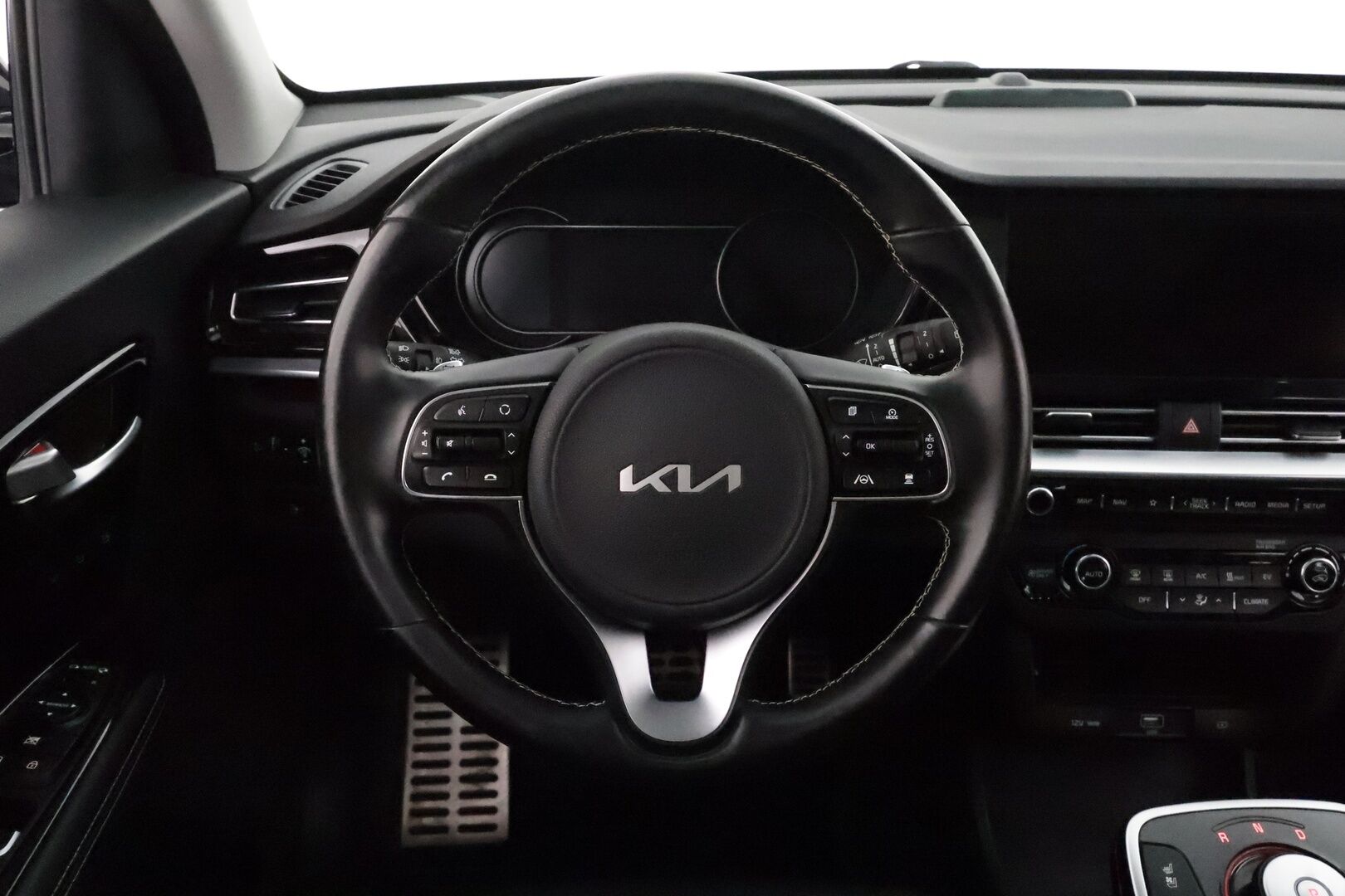 Kia Niro 2022 Business Luxury 64,8 kWh 204 hv **Adapt.vakkari / Lämpöpumppu / JBL / Ilmastoidut penkit / Lasikattoluukku** - 1.om Suomi-auto / Merkkihuollettu / Akku kuntotarkastettu! / Kahdet renkaat aluvanteilla / Digimittaristo / Muistipenkki / Mustat nahat