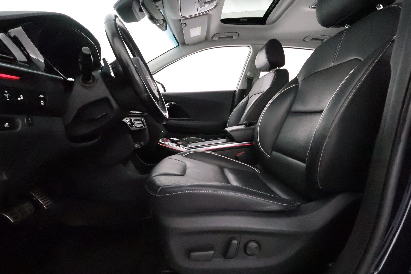 Kia Niro 2022 Business Luxury 64,8 kWh 204 hv **Adapt.vakkari / Lämpöpumppu / JBL / Ilmastoidut penkit / Lasikattoluukku** - 1.om Suomi-auto / Merkkihuollettu / Akku kuntotarkastettu! / Kahdet renkaat aluvanteilla / Digimittaristo / Muistipenkki / Mustat nahat