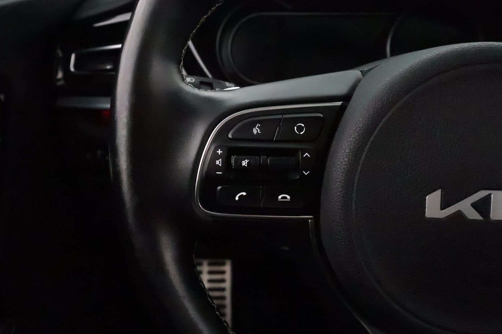 Kia Niro 2022 Business Luxury 64,8 kWh 204 hv **Adapt.vakkari / Lämpöpumppu / JBL / Ilmastoidut penkit / Lasikattoluukku** - 1.om Suomi-auto / Merkkihuollettu / Akku kuntotarkastettu! / Kahdet renkaat aluvanteilla / Digimittaristo / Muistipenkki / Mustat nahat