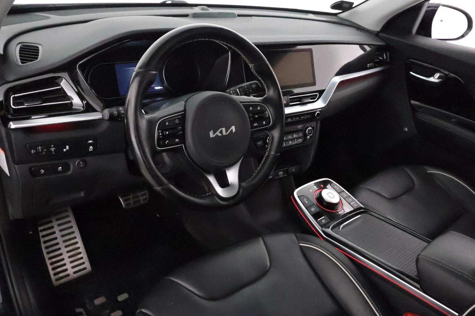 Kia Niro 2022 Business Luxury 64,8 kWh 204 hv **Adapt.vakkari / Lämpöpumppu / JBL / Ilmastoidut penkit / Lasikattoluukku** - 1.om Suomi-auto / Merkkihuollettu / Akku kuntotarkastettu! / Kahdet renkaat aluvanteilla / Digimittaristo / Muistipenkki / Mustat nahat