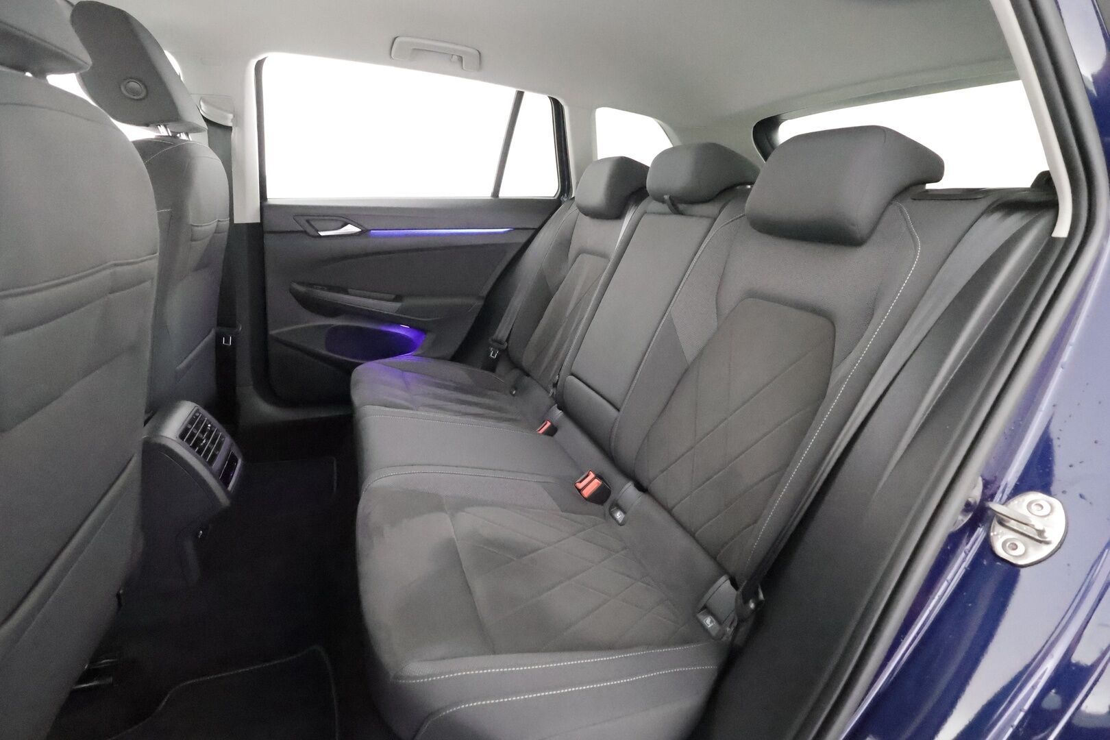 Volkswagen Golf 2022 Variant R-Line 1,5 eTSI 110 kW (MHEV) DSG-automaatti - | ACC | Webasto | Koukku | IQ-Light | P-Kamera | Hierova muistipenkki | Ratinlämmitys | Apple&Android | Suomi-auto | Kahdet Renkaat |