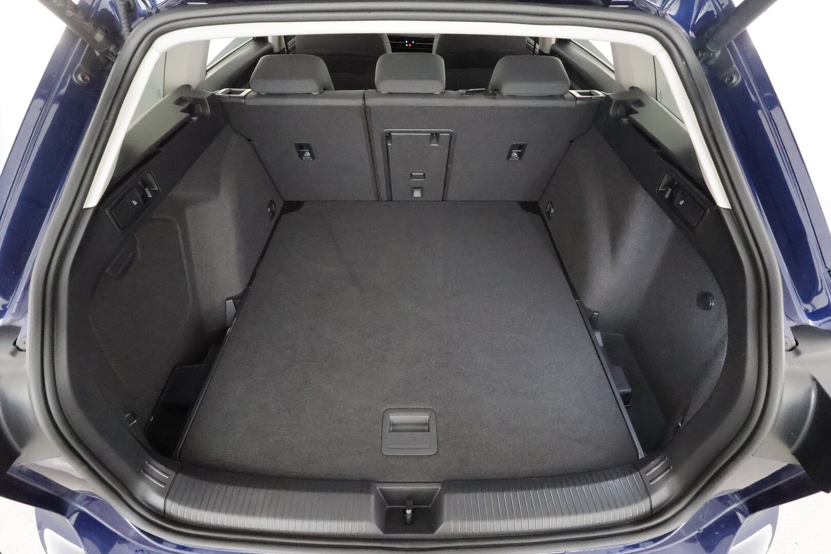 Volkswagen Golf 2022 Variant R-Line 1,5 eTSI 110 kW (MHEV) DSG-automaatti - | ACC | Webasto | Koukku | IQ-Light | P-Kamera | Hierova muistipenkki | Ratinlämmitys | Apple&Android | Suomi-auto | Kahdet Renkaat |