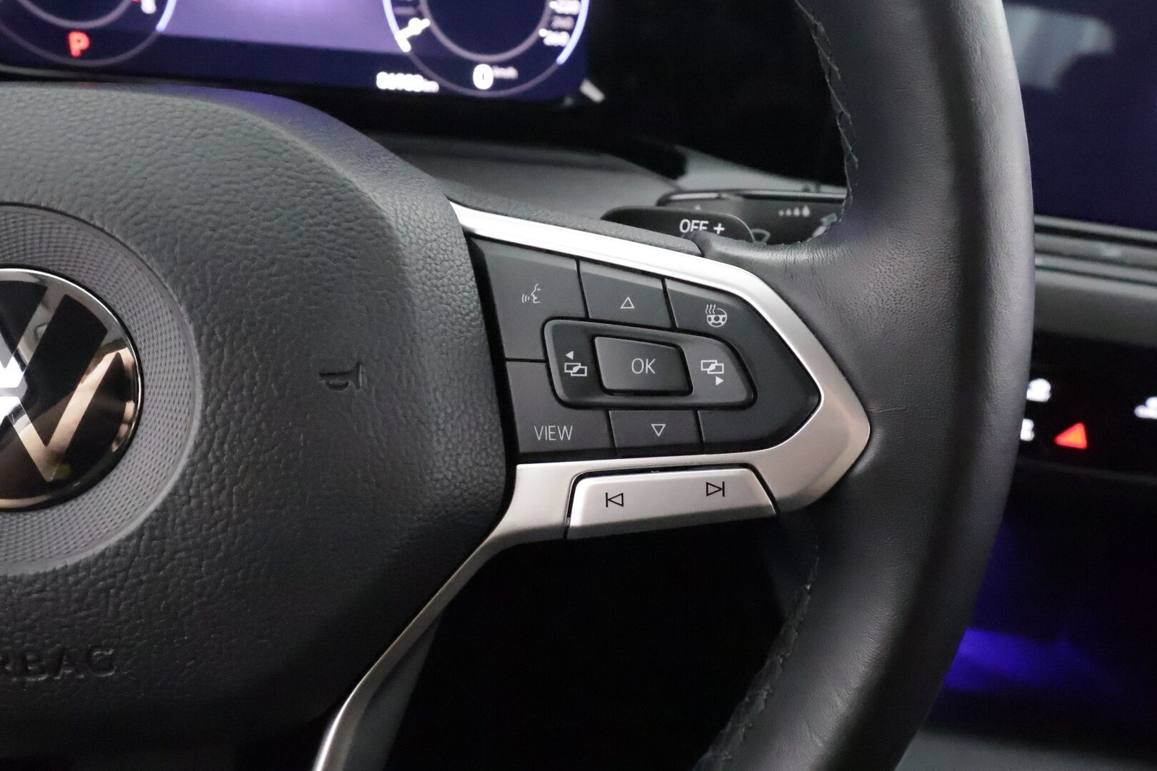 Volkswagen Golf 2022 Variant R-Line 1,5 eTSI 110 kW (MHEV) DSG-automaatti - | ACC | Webasto | Koukku | IQ-Light | P-Kamera | Hierova muistipenkki | Ratinlämmitys | Apple&Android | Suomi-auto | Kahdet Renkaat |