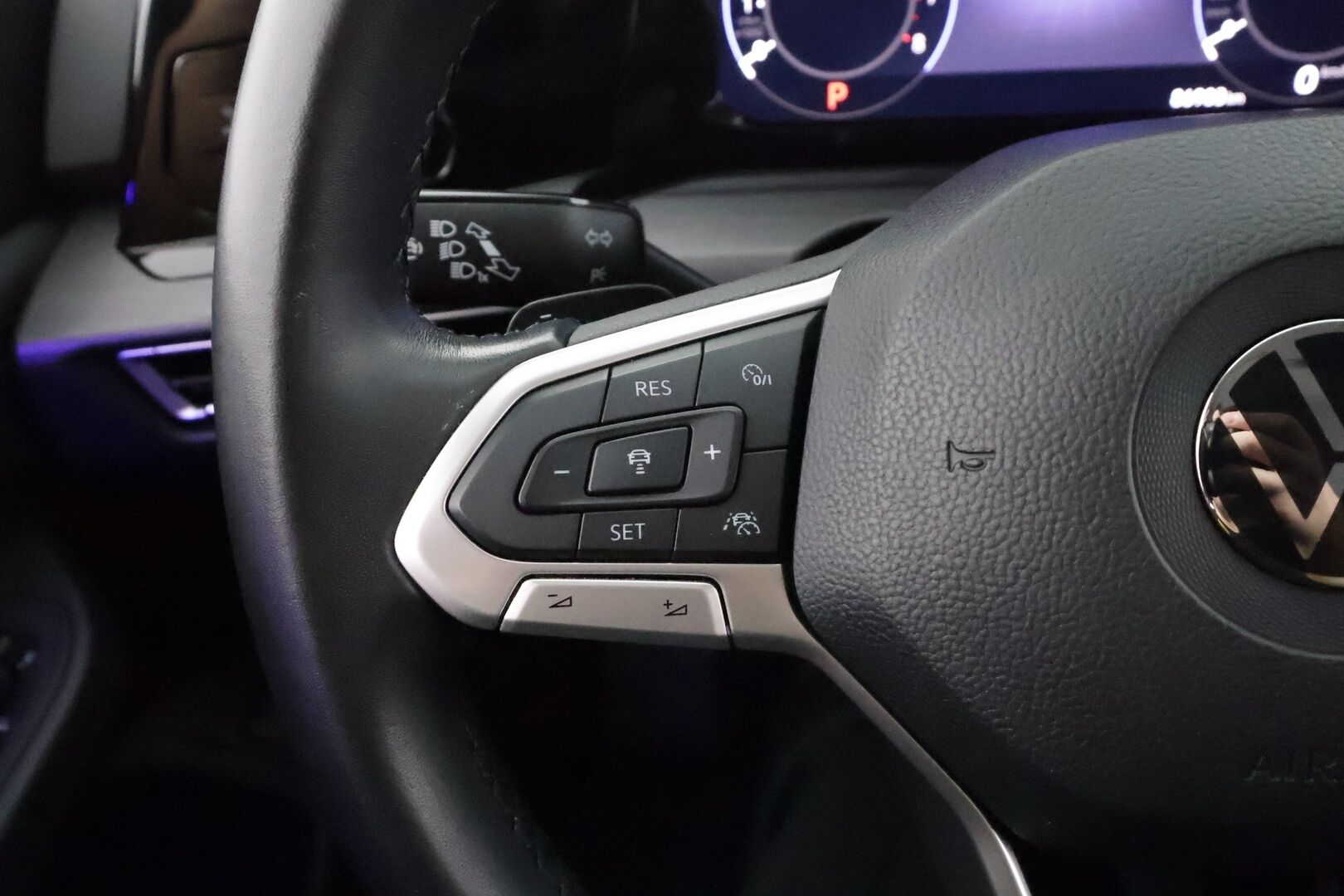 Volkswagen Golf 2022 Variant R-Line 1,5 eTSI 110 kW (MHEV) DSG-automaatti - | ACC | Webasto | Koukku | IQ-Light | P-Kamera | Hierova muistipenkki | Ratinlämmitys | Apple&Android | Suomi-auto | Kahdet Renkaat |