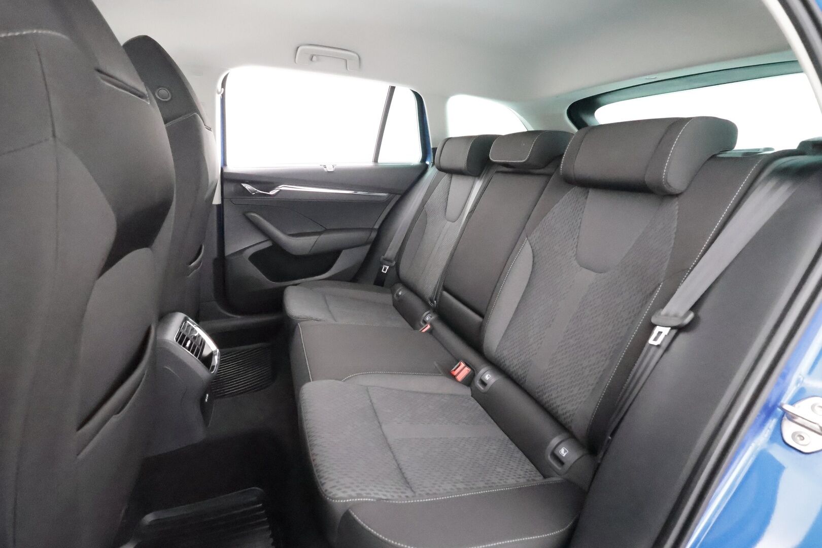 Skoda Octavia 2023 Combi 1.5 TSI Style eTEC DSG * Koukku / ACC / Webasto / Matrix-LED /  P.Kamera / Smartlink / Keyless * - 1-om Suomi-auto / Kahdet renkaat aluvanteilla / Merkkihuollot