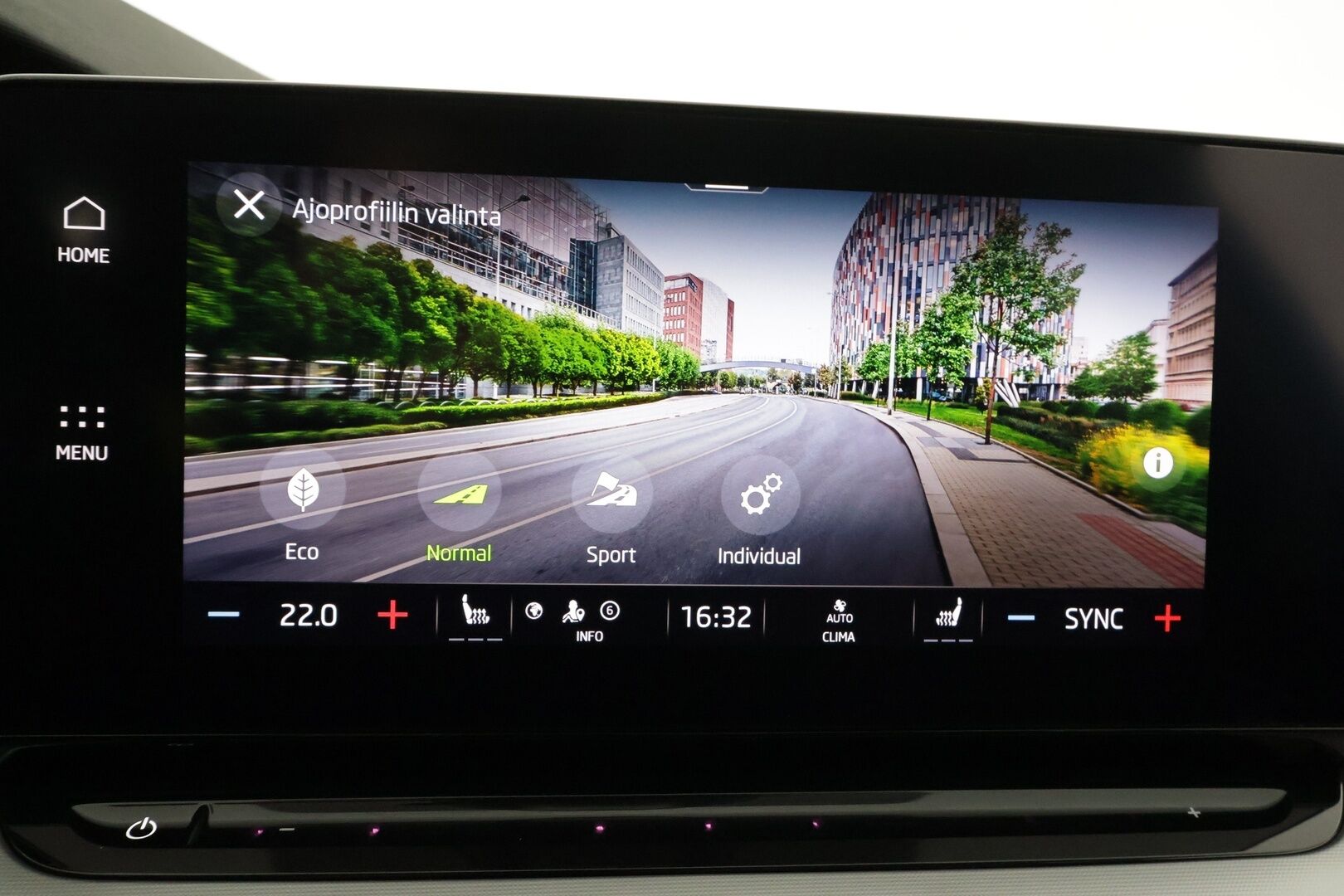 Skoda Octavia 2023 Combi 1.5 TSI Style eTEC DSG * Koukku / ACC / Webasto / Matrix-LED /  P.Kamera / Smartlink / Keyless * - 1-om Suomi-auto / Kahdet renkaat aluvanteilla / Merkkihuollot