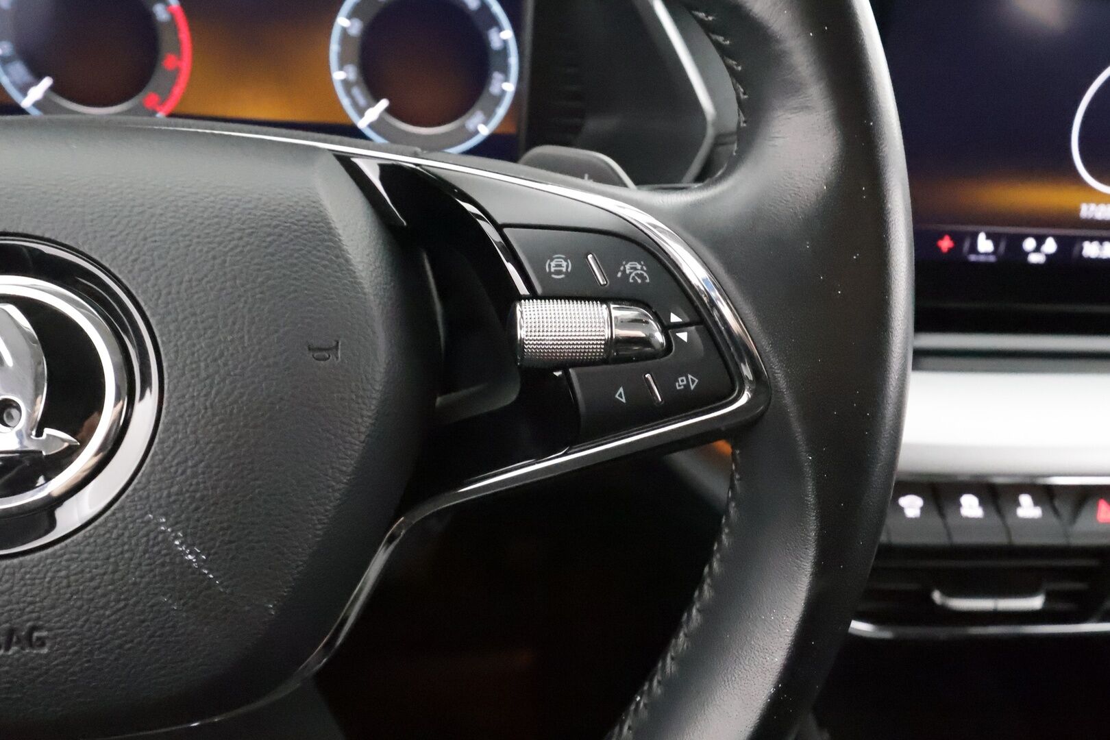 Skoda Octavia 2023 Combi 1.5 TSI Style eTEC DSG * Koukku / ACC / Webasto / Matrix-LED /  P.Kamera / Smartlink / Keyless * - 1-om Suomi-auto / Kahdet renkaat aluvanteilla / Merkkihuollot