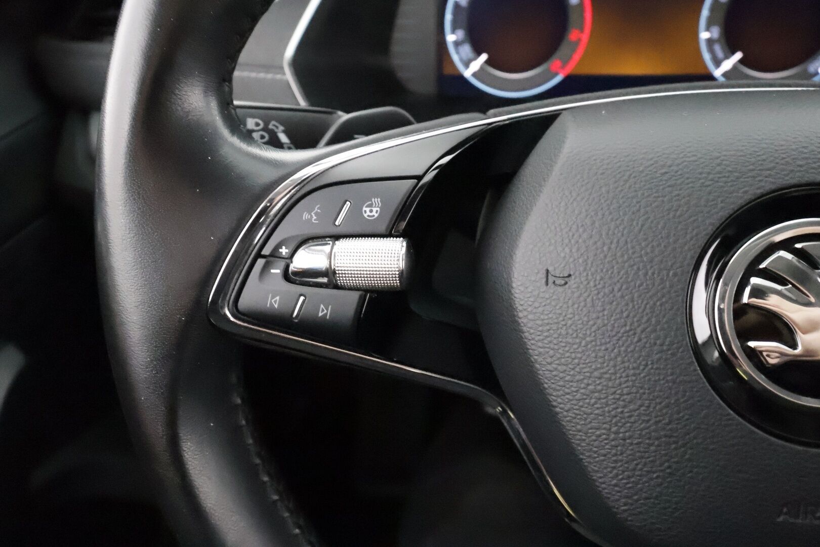 Skoda Octavia 2023 Combi 1.5 TSI Style eTEC DSG * Koukku / ACC / Webasto / Matrix-LED /  P.Kamera / Smartlink / Keyless * - 1-om Suomi-auto / Kahdet renkaat aluvanteilla / Merkkihuollot