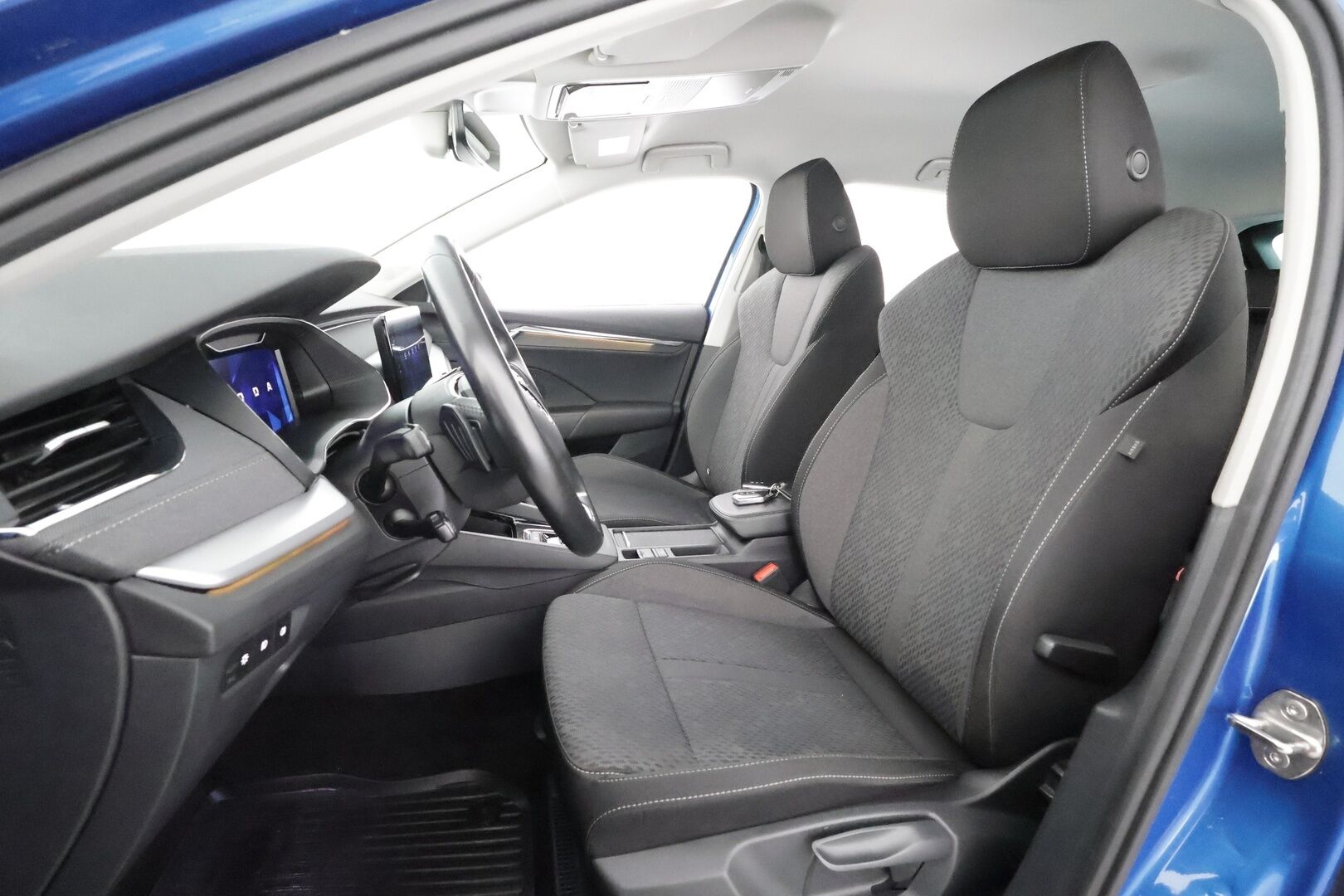 Skoda Octavia 2023 Combi 1.5 TSI Style eTEC DSG * Koukku / ACC / Webasto / Matrix-LED /  P.Kamera / Smartlink / Keyless * - 1-om Suomi-auto / Kahdet renkaat aluvanteilla / Merkkihuollot