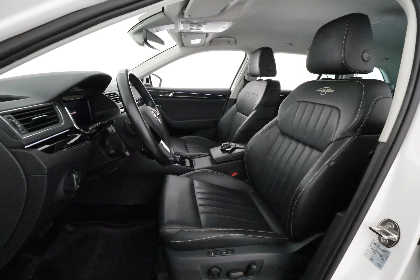 Skoda Superb 2020 Combi 1,4 TSI PHEV L&K iV DSG **Adapt.Vakkari / Matrix-LED / Canton / Ilmastoidut Muistipenkit / Webasto / Koukku** - Akku kuntotarkastettu / 2x Latauskaapelit / Kahdet Renkaat / Merkkihuollettu!
