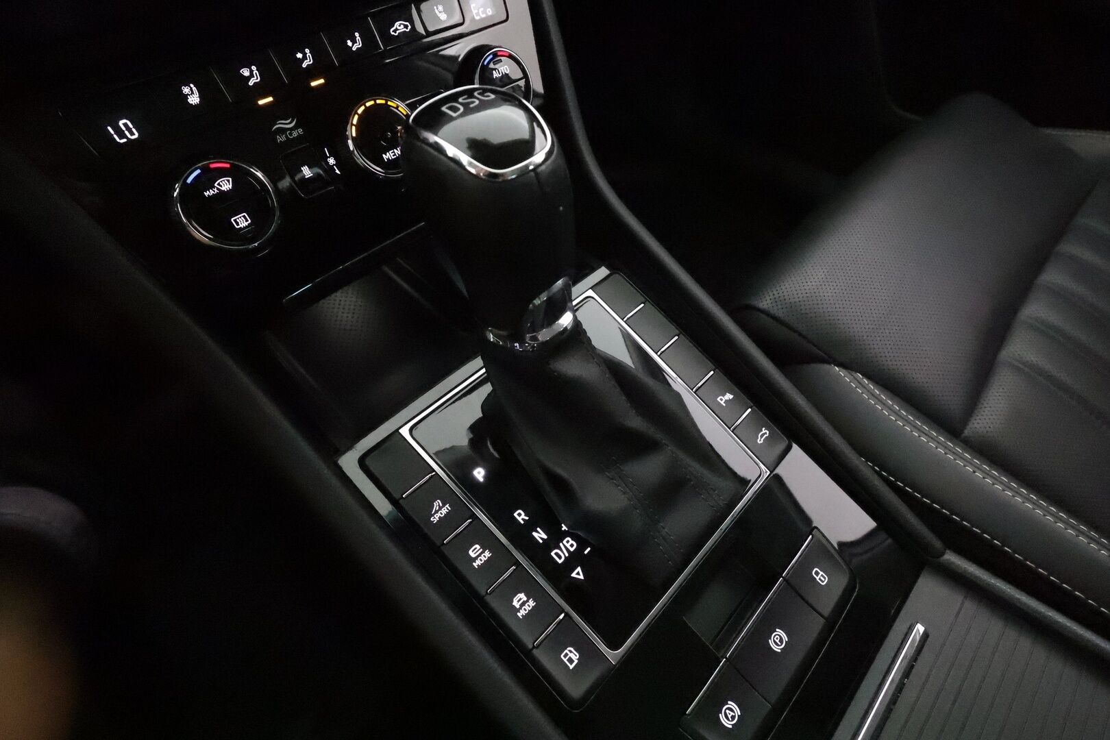Skoda Superb 2020 Combi 1,4 TSI PHEV L&K iV DSG **Adapt.Vakkari / Matrix-LED / Canton / Ilmastoidut Muistipenkit / Webasto / Koukku** - Akku kuntotarkastettu / 2x Latauskaapelit / Kahdet Renkaat / Merkkihuollettu!