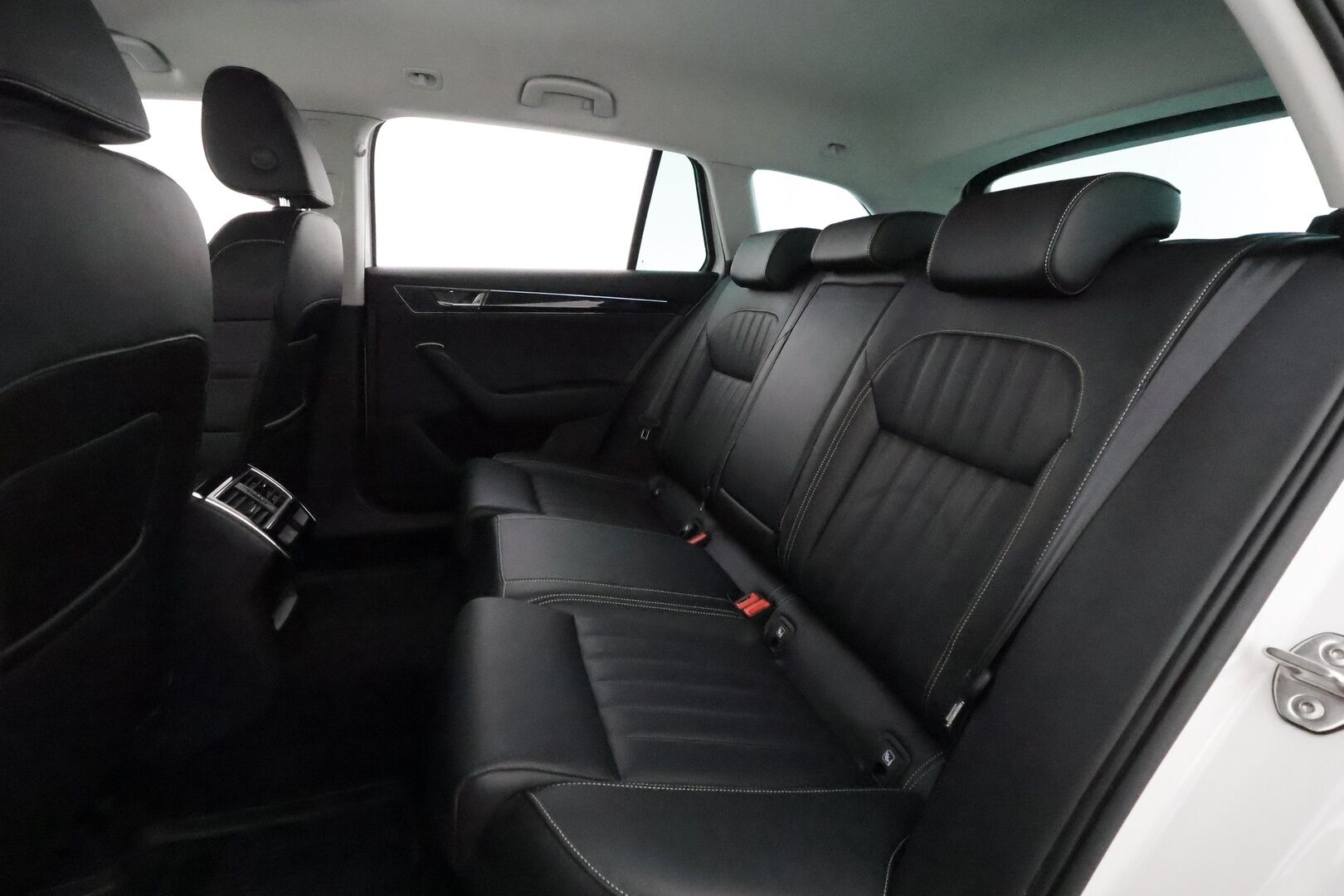 Skoda Superb 2020 Combi 1,4 TSI PHEV L&K iV DSG **Adapt.Vakkari / Matrix-LED / Canton / Ilmastoidut Muistipenkit / Webasto / Koukku** - Akku kuntotarkastettu / 2x Latauskaapelit / Kahdet Renkaat / Merkkihuollettu!