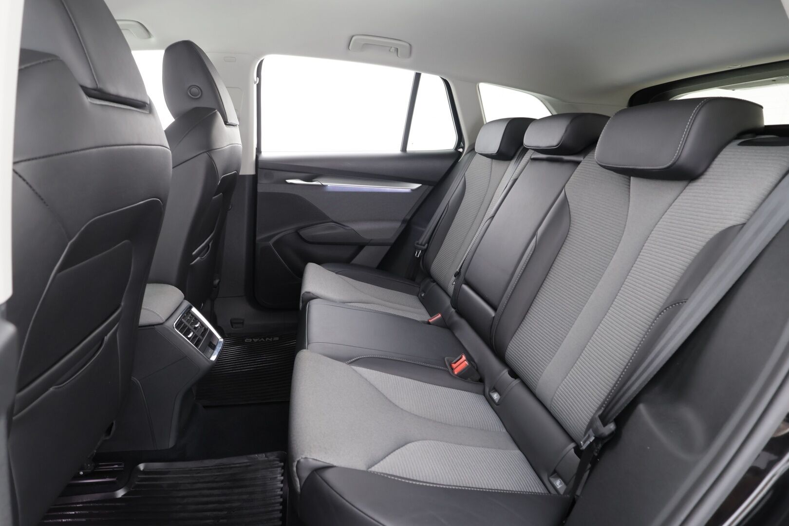 Skoda Enyaq 2023 60 iV * ACC / LED / Koukku / ILP / P.Kamera / Navi / Apple&Android / Keyless * - 1-om Suomi-auto / Kahdet renkaat aluvanteilla / Merkkihuollot