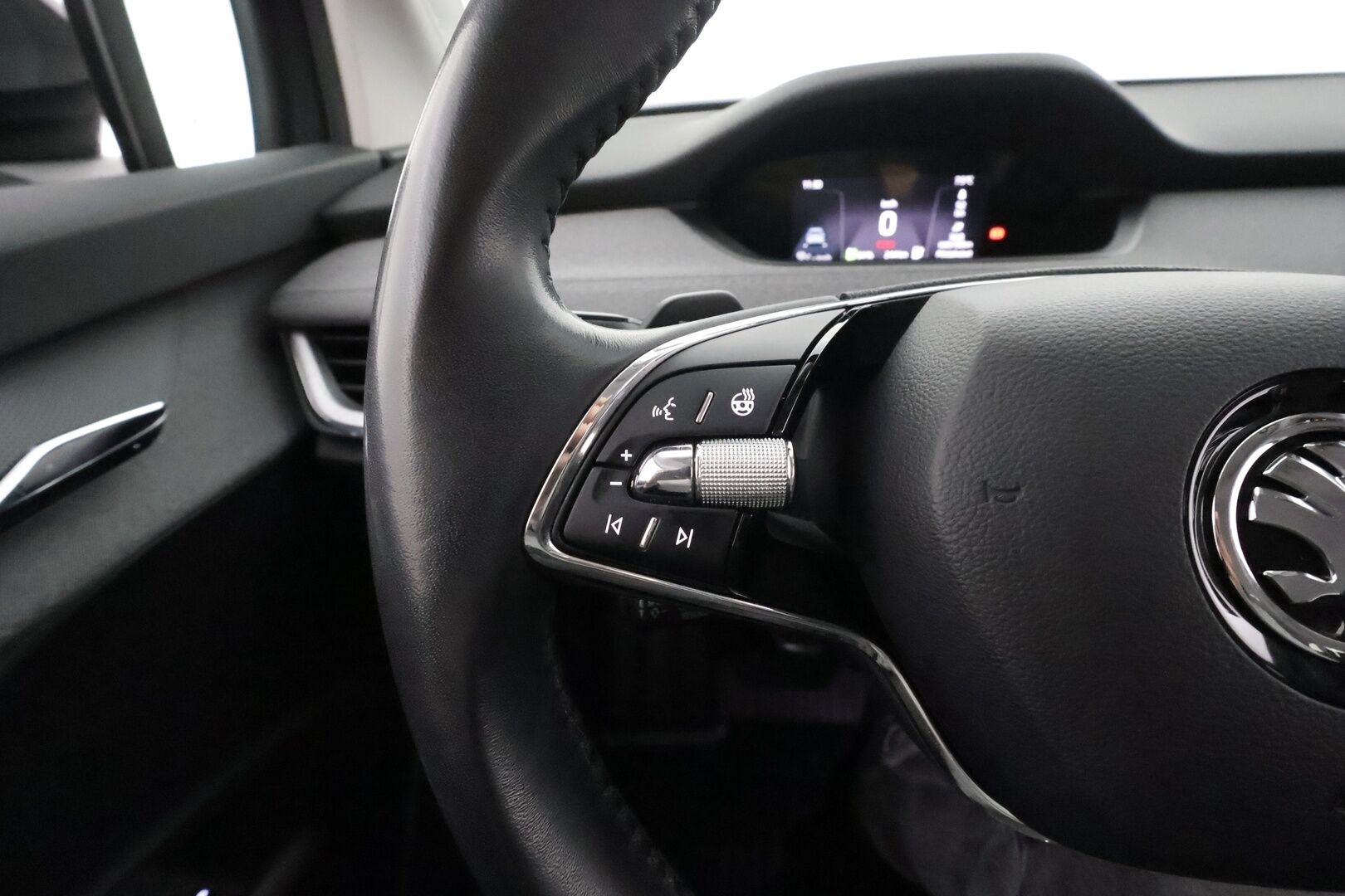 Skoda Enyaq 2023 60 iV * ACC / LED / Koukku / ILP / P.Kamera / Navi / Apple&Android / Keyless * - 1-om Suomi-auto / Kahdet renkaat aluvanteilla / Merkkihuollot - HULLUT AVAJAISHULINAT KORKOTARJOUS 3,29 %