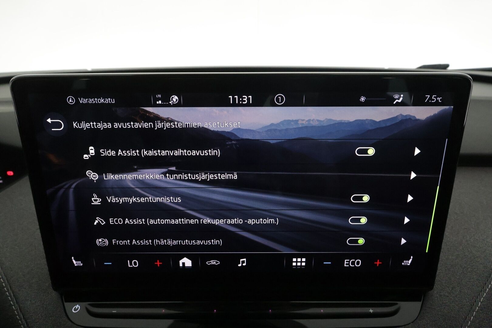 Skoda Enyaq 2023 60 iV * ACC / LED / Koukku / ILP / P.Kamera / Navi / Apple&Android / Keyless * - 1-om Suomi-auto / Kahdet renkaat aluvanteilla / Merkkihuollot - HULLUT AVAJAISHULINAT KORKOTARJOUS 3,29 %