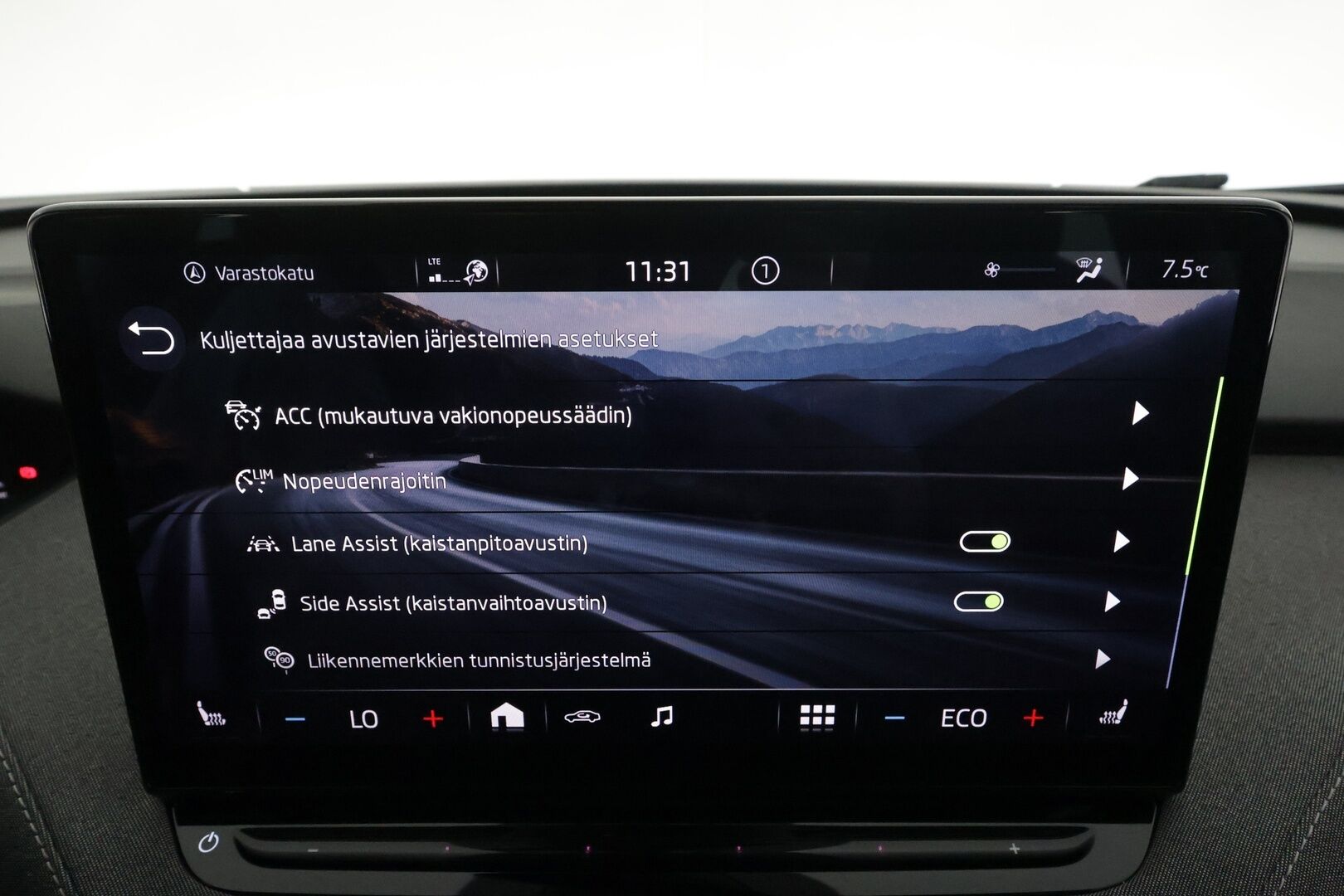 Skoda Enyaq 2023 60 iV * ACC / LED / Koukku / ILP / P.Kamera / Navi / Apple&Android / Keyless * - 1-om Suomi-auto / Kahdet renkaat aluvanteilla / Merkkihuollot