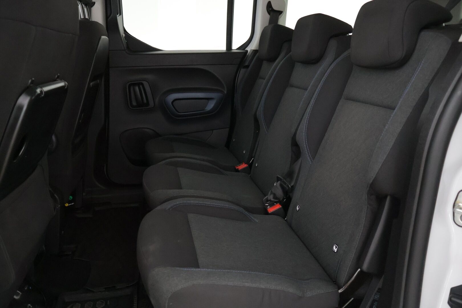 Peugeot e-Rifter 2023 Allure 50 kWh 136 Automaatti L2 * Digimittaristo / Peruutuskamera / Vakkari / Apple Carplay / Android Auto * - 3,99 % KORKOTARJOUS TÄHÄN AUTOON - 31.5. ASTI! - *1 om. Suomi-Auto / 7-paikkainen *