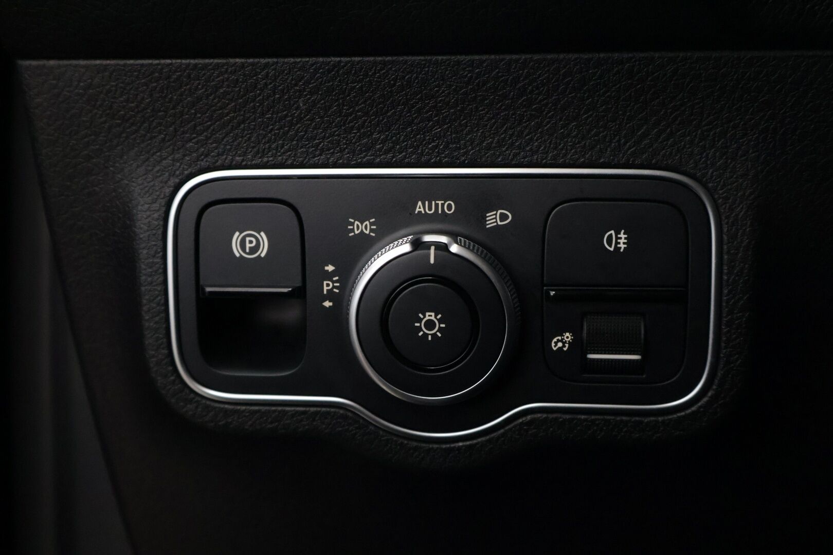 Mercedes-Benz EQB 2023 250 Business - 3,99 % KORKOTARJOUS TÄHÄN AUTOON - ** Nahkasisusta / Night Package / Kamera / Sähkökontti / LED / 2x renkaat&vanteet **