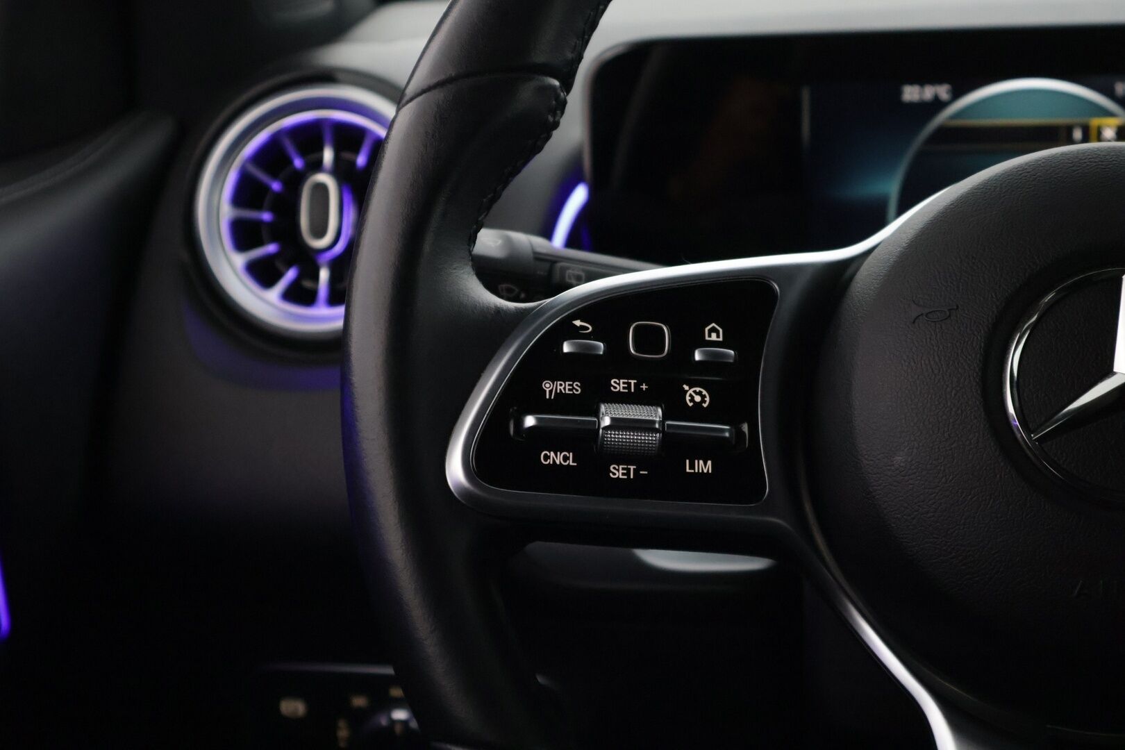 Mercedes-Benz EQB 2023 250 Business - 3,99 % KORKOTARJOUS TÄHÄN AUTOON - ** Nahkasisusta / Night Package / Kamera / Sähkökontti / LED / 2x renkaat&vanteet **