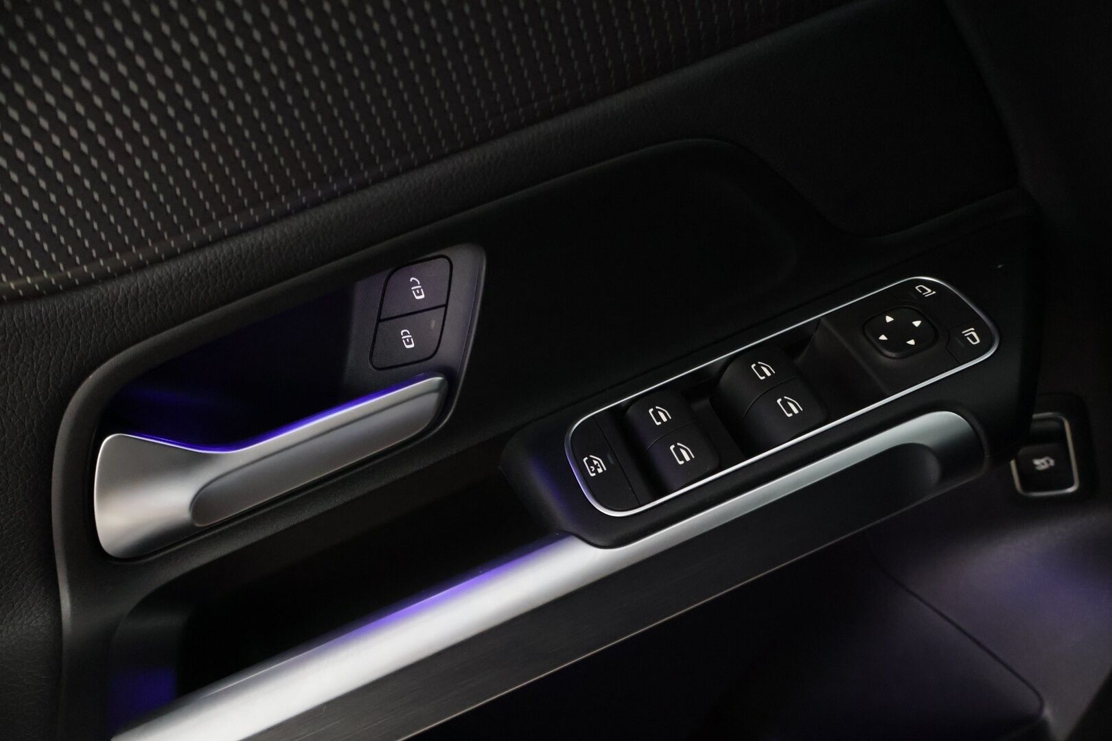 Mercedes-Benz EQB 2023 250 Business - 3,99 % KORKOTARJOUS TÄHÄN AUTOON - ** Nahkasisusta / Night Package / Kamera / Sähkökontti / LED / 2x renkaat&vanteet **