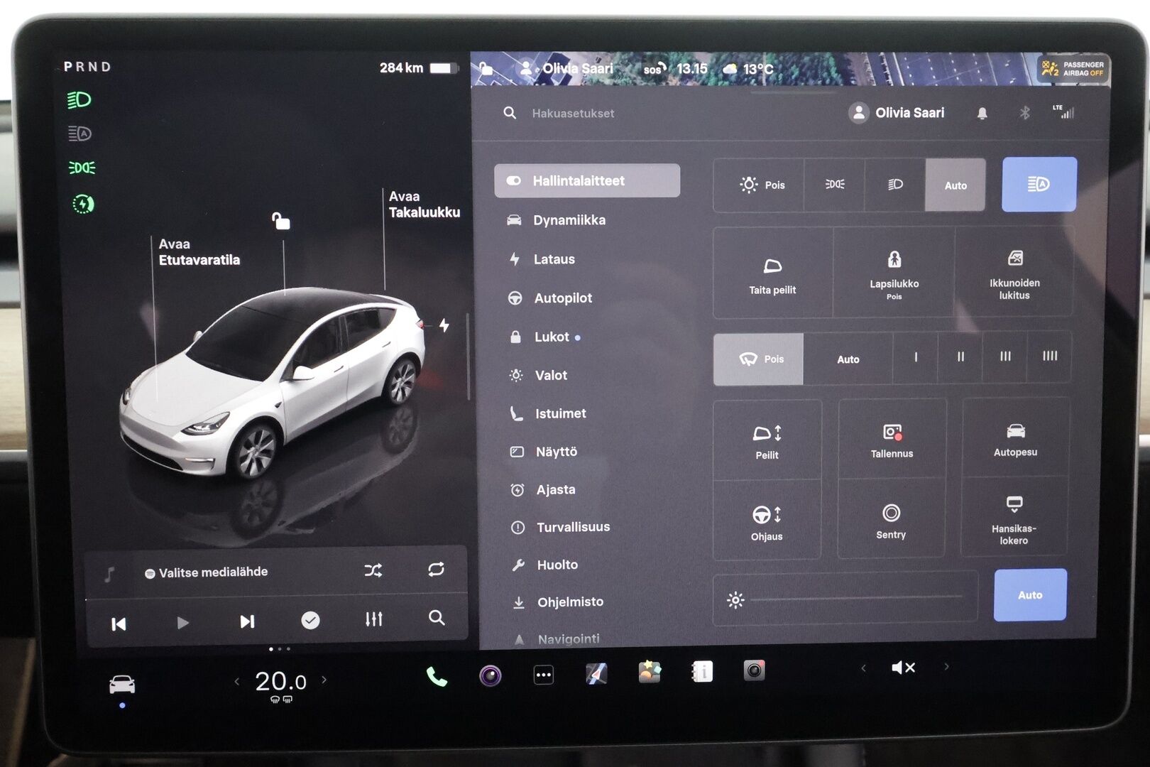 Tesla Model Y 2023 RWD * Koukku / ILP / ACC / Lasikatto / Premium Audio / P.Kamera / Matrix-LED / Muistipenkki / Kaistavahti * - 2x Latauskaapelit / Suomi-auto 