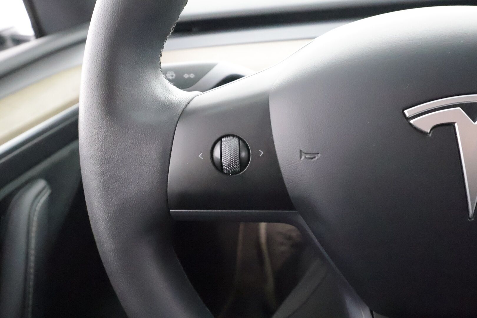 Tesla Model Y 2023 RWD * Koukku / ILP / ACC / Lasikatto / Premium Audio / P.Kamera / Matrix-LED / Muistipenkki / Kaistavahti * - 2x Latauskaapelit / Suomi-auto 