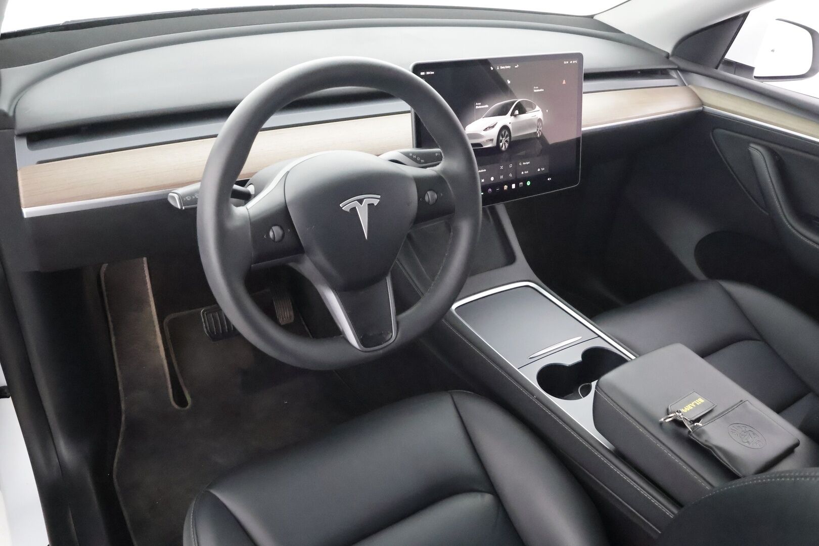 Tesla Model Y 2023 RWD * Koukku / ILP / ACC / Lasikatto / Premium Audio / P.Kamera / Matrix-LED / Muistipenkki / Kaistavahti * - 2x Latauskaapelit / Suomi-auto 
