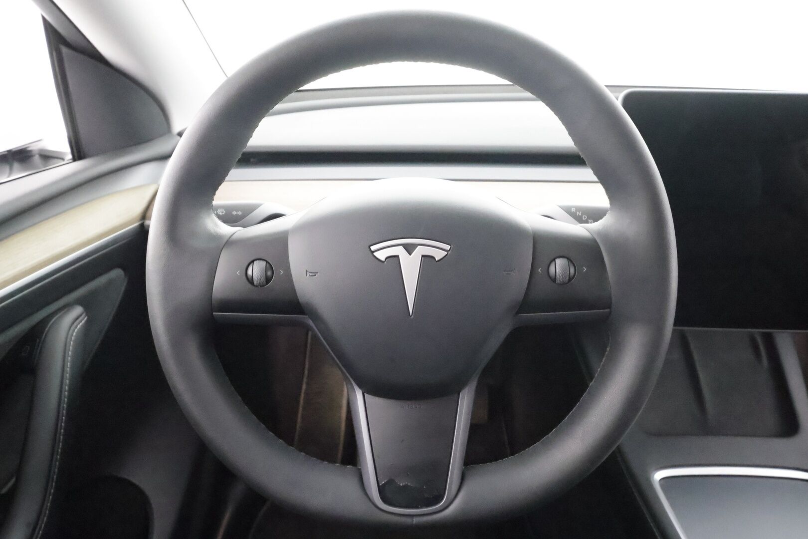 Tesla Model Y 2023 RWD * Koukku / ILP / ACC / Lasikatto / Premium Audio / P.Kamera / Matrix-LED / Muistipenkki / Kaistavahti * - 2x Latauskaapelit / Suomi-auto 