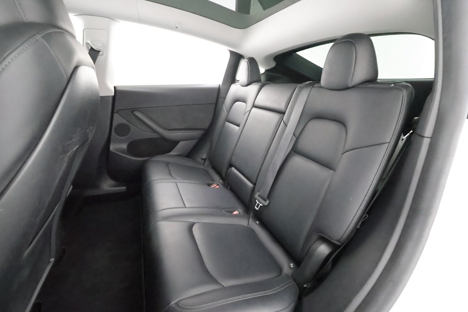 Tesla Model Y 2023 RWD * Koukku / ILP / ACC / Lasikatto / Premium Audio / P.Kamera / Matrix-LED / Muistipenkki / Kaistavahti * - 2x Latauskaapelit / Suomi-auto 