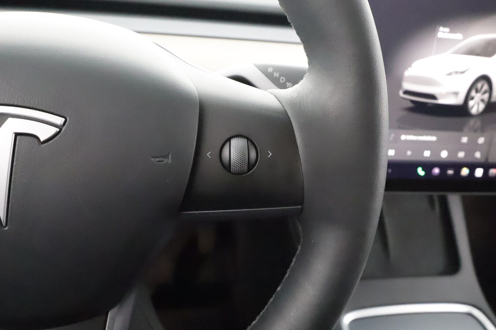 Tesla Model Y 2023 RWD * Koukku / ILP / ACC / Lasikatto / Premium Audio / P.Kamera / Matrix-LED / Muistipenkki / Kaistavahti * - 2x Latauskaapelit / Suomi-auto 