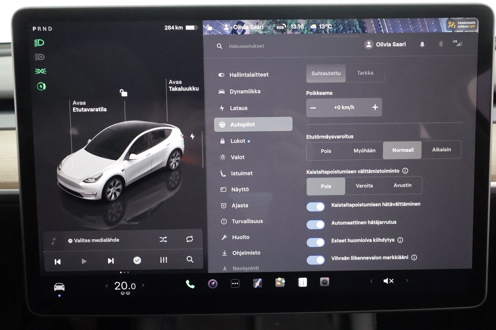 Tesla Model Y 2023 RWD * Koukku / ILP / ACC / Lasikatto / Premium Audio / P.Kamera / Matrix-LED / Muistipenkki / Kaistavahti * - 2x Latauskaapelit / Suomi-auto 
