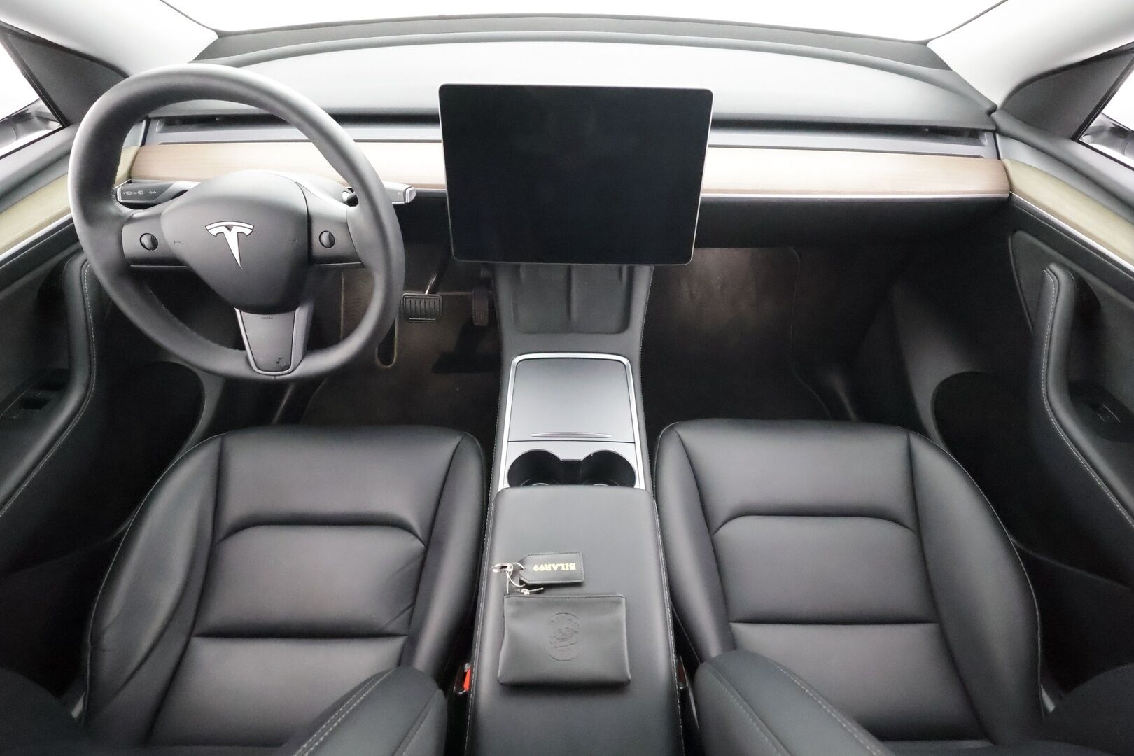 Tesla Model Y 2023 RWD * Koukku / ILP / ACC / Lasikatto / Premium Audio / P.Kamera / Matrix-LED / Muistipenkki / Kaistavahti * - 2x Latauskaapelit / Suomi-auto 
