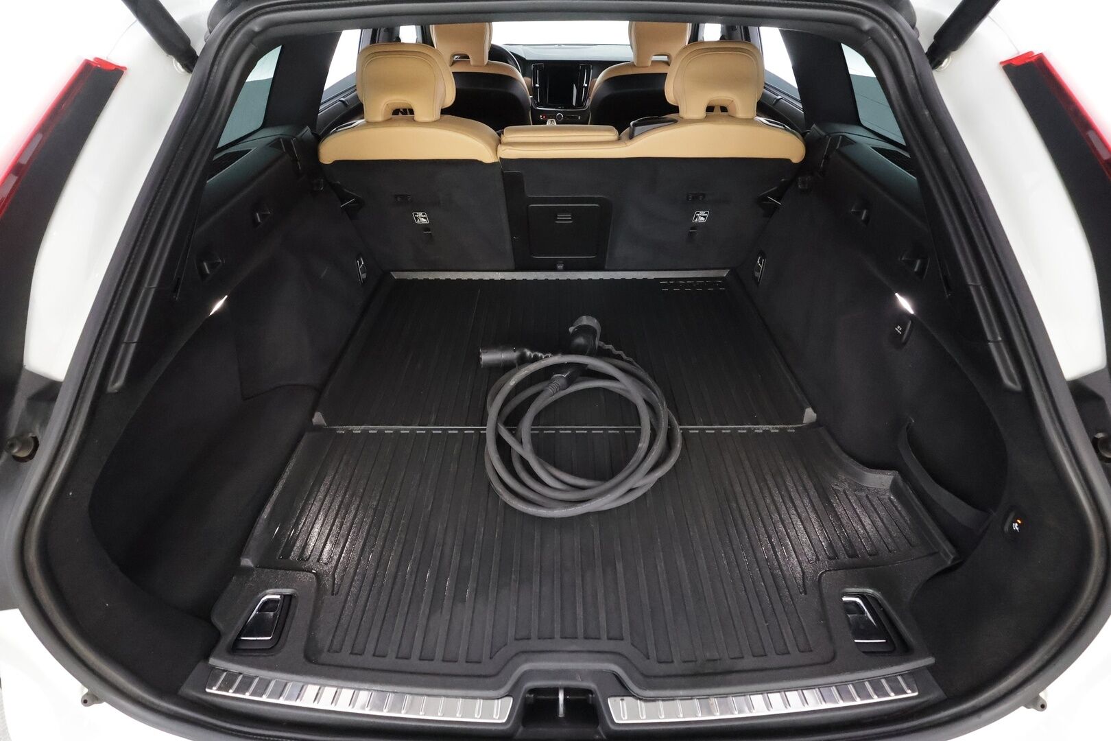 Volvo V90 2020 T8 TwE AWD Inscription aut *ACC / Pilot assist / Webasto / Koukku / Ruskeat Sporttinahat / Keyless / Muistipenkki* - Merkkihuollettu / Kahdet renkaat / Suomi-auto