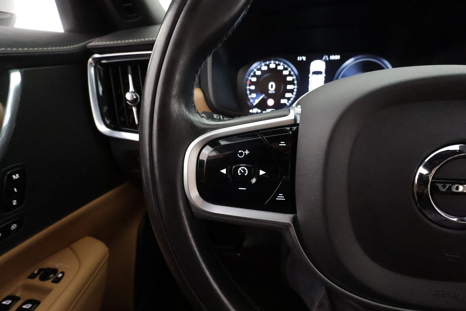 Volvo V90 2020 T8 TwE AWD Inscription aut *ACC / Pilot assist / Webasto / Koukku / Ruskeat Sporttinahat / Keyless / Muistipenkki* - Merkkihuollettu / Kahdet renkaat / Suomi-auto